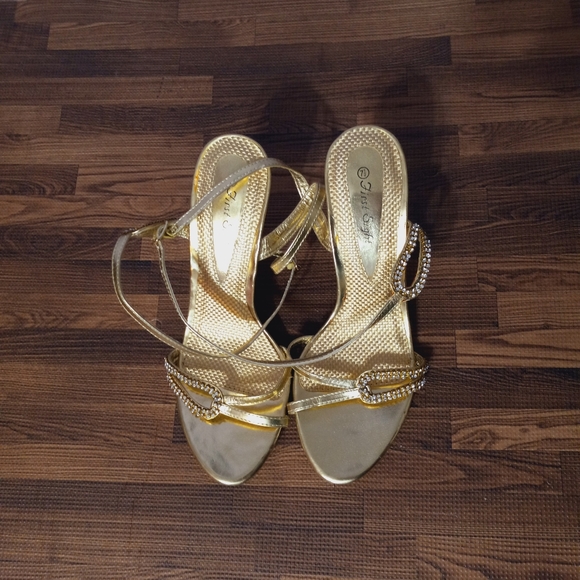 Fancy Women's Frist Sight Gold Heels - Picture 5 of 9